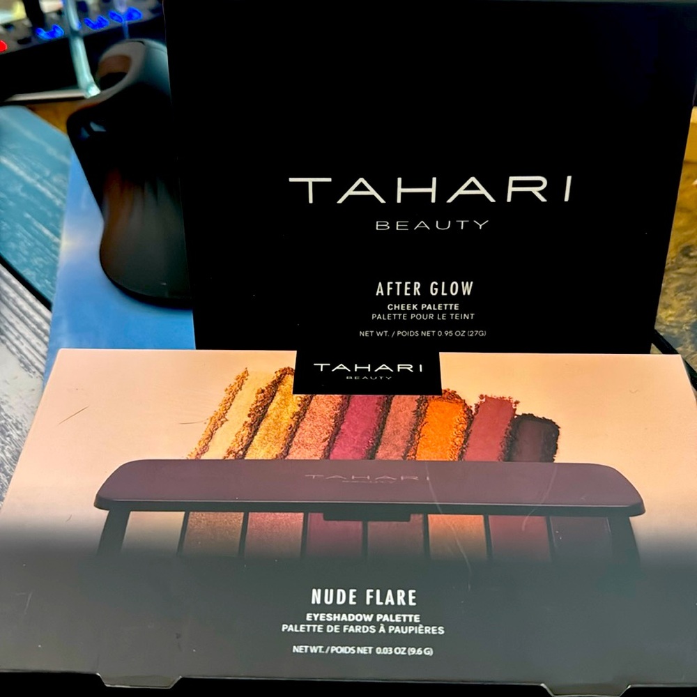 Tahari cheek and eyeshadow palette set